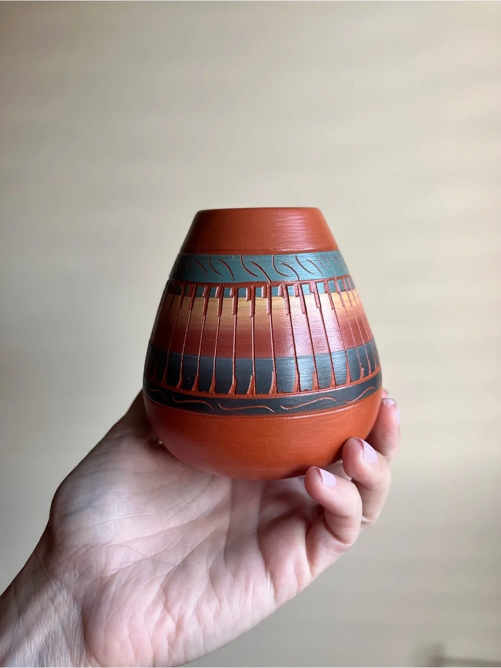 Hand-etched Navajo pottery vase handcrafted by Native American artist V. King.